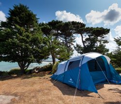 Emplacement de camping pour tente entre mer et campagne