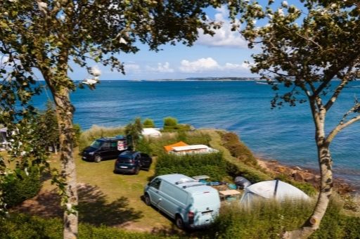 Emplacements de camping proche île de Batz au camping Ar Kleguer