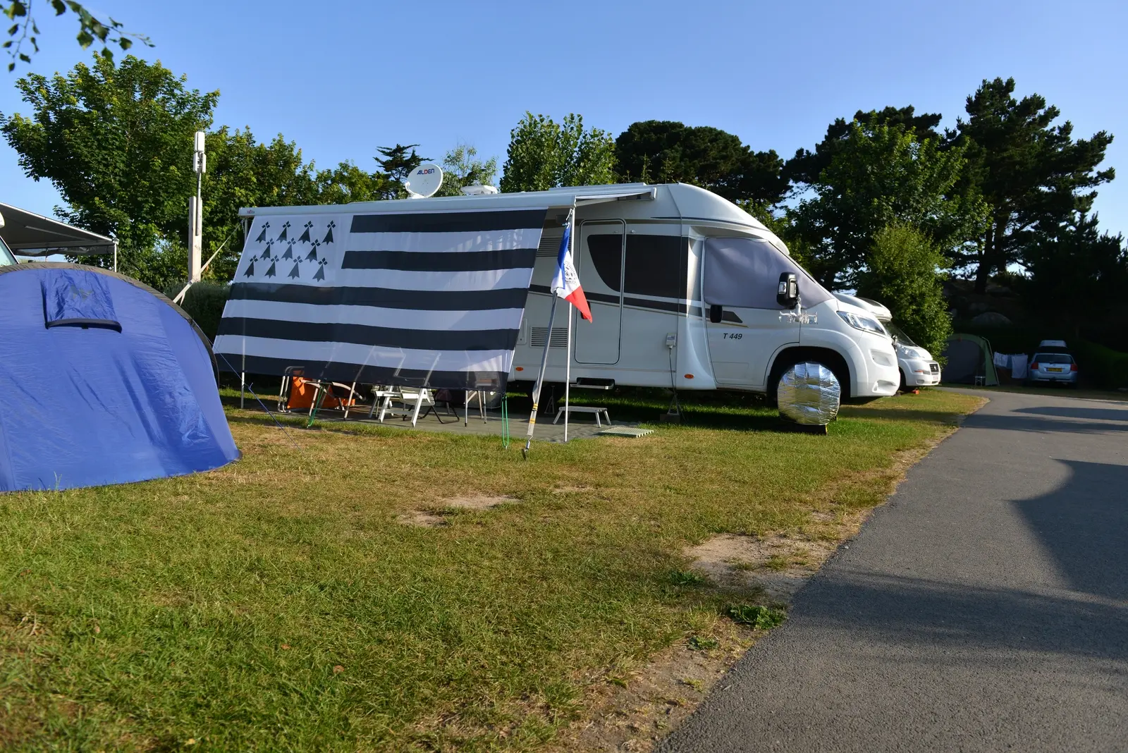 camping cars by the sea in finistere