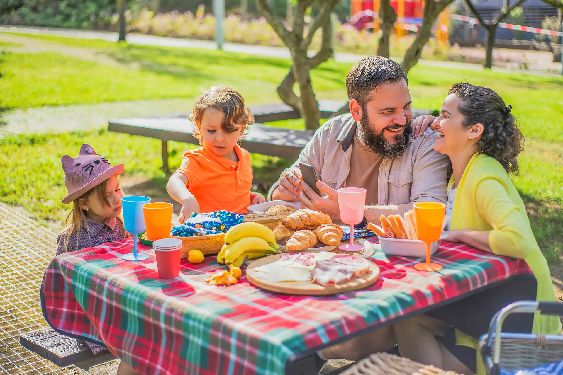 Picknicktische, an denen Sie Ihre Mahlzeit einnehmen können